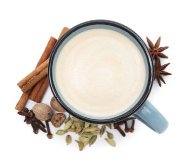 Beyaz renkte izole edilmiş fincanda ve baharatlarda Aromatik Masala çayı.