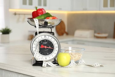 Sebzeli mutfak pulları, mezuralar, açık mermer masa üzerinde yulaf ezmesi ve elma.