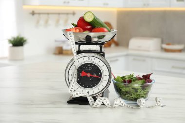 Sebzeli mutfak pulları, mezuralar ve açık mermer masa üzerindeki yeşiller.