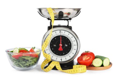 Mutfak pulları, ürünler ve ölçüm bantları beyaza izole edilmiş