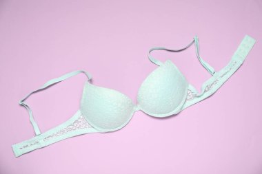 Pembe arka planda güzel dantel sütyen, üst manzara