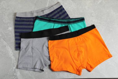 Rahat erkek iç çamaşırları gri mermer arka planda, düz yatıyordu.