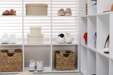 Ayakkabı deposu. Farklı ayakkabıları olan raf ünitesi içeride.