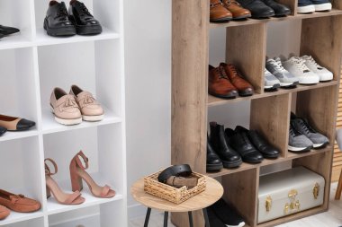 Ayakkabı deposu. Farklı ayakkabı ve aksesuarlara sahip raflar.