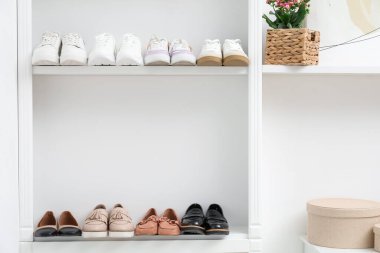 Ayakkabı deposu. İçerideki raflarda farklı ayakkabılar.