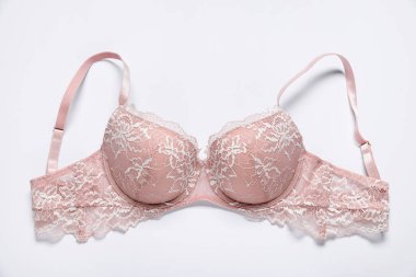 Beyaz arka planda pembe dantel sütyen, üst manzara.