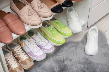 Ayakkabı deposu. Bir sürü farklı ayakkabı çifti olan raf ünitesi kapalı, yakın plan.