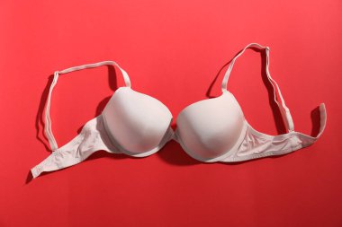 Kırmızı arkaplanda bej sütyen, üst görünüm