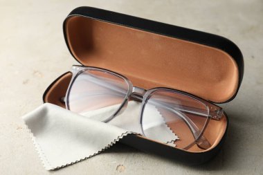 Işık masasında şık gözlükler, yakın plan.