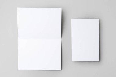 Işık arkaplanındaki boş tebrik kartları, düz yatış