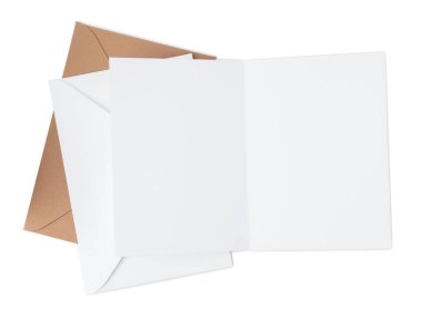 Beyaz arkaplanda boş tebrik kartı ve kağıt zarfları, üst görünüm