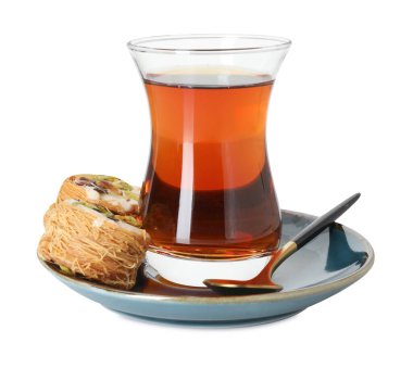 Lezzetli Türk çayı ve lezzeti beyazda izole edilmiş