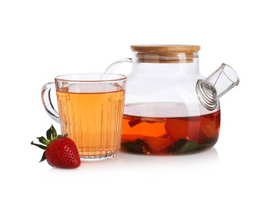 Aromatik çilekli meyve çayı ve beyaz üzerine izole edilmiş nane şekeri.