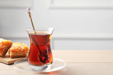 Tahta masada baklava ile servis edilen lezzetli Türk çayı. Metin için boşluk
