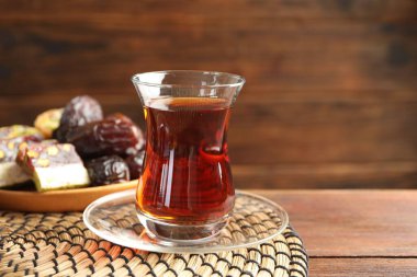 Tahta masadaki şekerlerle servis edilen lezzetli Türk çayı