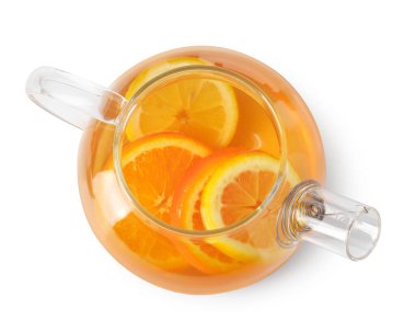 Aromatik meyve çayı, portakal ve limonlu cam çaydanlık, beyaza izole edilmiş, üst manzara.