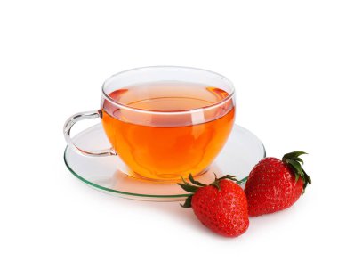 Cam bardakta aromatik meyve çayı ve beyaz üzerine izole edilmiş çilek.