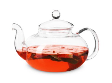 Çilekli Aromatik meyve çayı ve beyaz üzerine izole edilmiş cam çaydanlık.