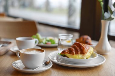 Kafedeki ahşap masada nefis bir kahvaltı.