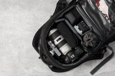 Profesyonel fotoğrafçı ekipmanları ışık masasında, en üstte.