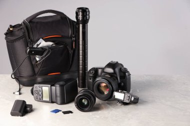 Profesyonel fotoğrafçının ekipmanı ve çantası ışık masasında. Metin için boşluk