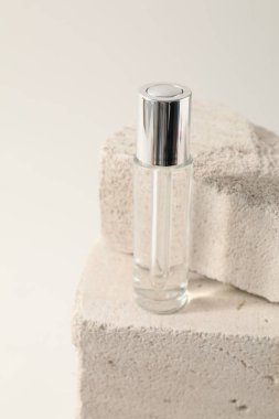 Beton blokta beyaz arka planda bir şişe serum