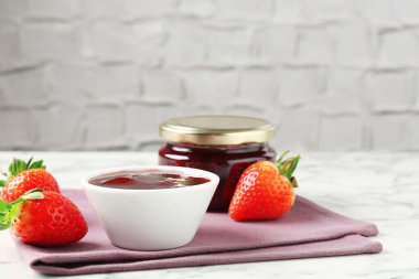 Lezzetli çilek sosu ve beyaz mermer masada taze böğürtlen. Metin için boşluk