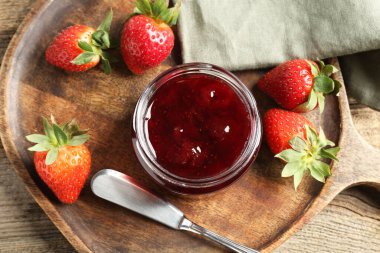 Lezzetli çilek sosu ve ahşap masada taze böğürtlen.