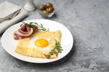 Pastırmalı lezzetli krep bretonne ve gri desenli masalarda roka. Metin için boşluk