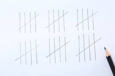 Beyaz arkaplanda kalem çizerek günleri saymak, yakınlaştırma