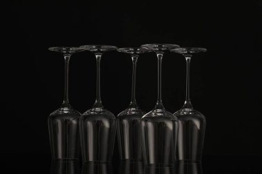 Siyah arkaplanda birçok boş bardaklar