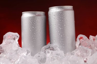 Koyu kırmızı arka planda buzlu içeceklerin tazelenmesi, yakın plan