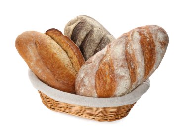 Sepetteki farklı somunlar beyaza izole edilmiş.