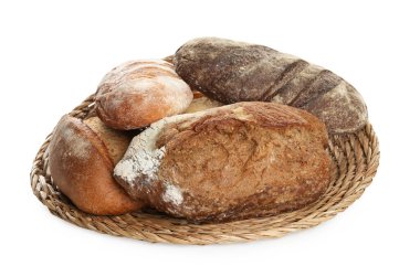 Sepetteki farklı somunlar beyaza izole edilmiş.