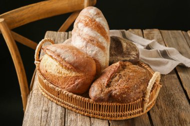 Tahta masadaki sepetin içinde farklı somunlar.