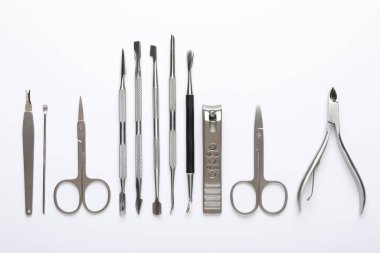 Beyaz arkaplanda farklı manikür araçları kümesi, düz yatıyordu