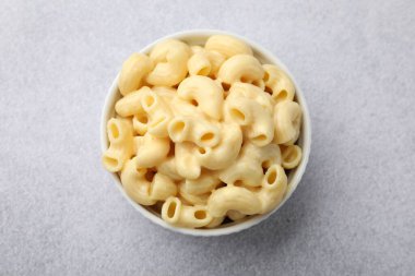 Peynir soslu lezzetli makarna. Gri masada, üst tarafta.