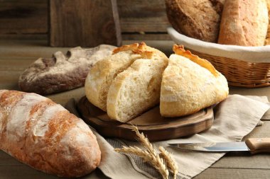 Farklı somunlar taze ekmek, bıçak ve çiviler.