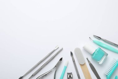 Beyaz arka planda farklı manikür aletleri var. Metin için boşluk