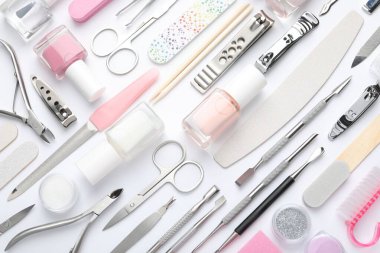 Beyaz arkaplanda farklı manikür araçları kümesi, düz yatıyordu