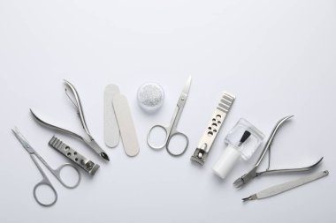 Beyaz arkaplanda farklı manikür araçları kümesi, düz yatıyordu