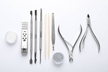 Beyaz arkaplanda farklı manikür araçları kümesi, düz yatıyordu