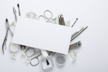 Farklı manikür aletleri ve beyaz arka planda boş kart seti. Metin için boşluk