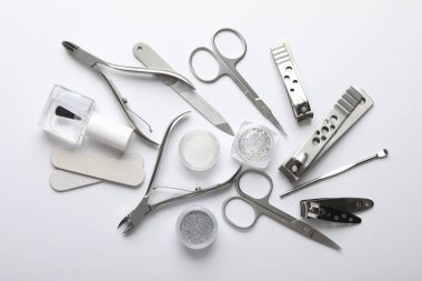 Beyaz arkaplanda farklı manikür araçları kümesi, düz yatıyordu