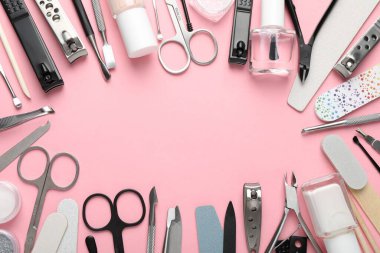 Pembe arka planda farklı manikür aletleri çerçevesi, düz yatak. Metin için boşluk