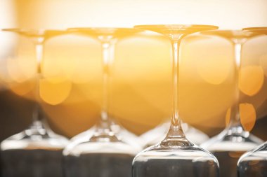 Bulanık arkaplanda boş bardaklar, yakın plan. Bokeh etkisi