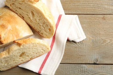 Tahta masada taze ekmek dilimleri, üst manzara. Metin için boşluk