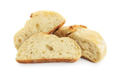 Beyaz üzerine izole edilmiş taze ekmek parçaları.