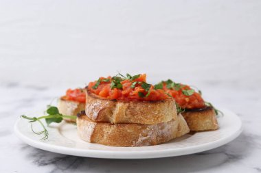 Beyaz mermer masada domatesli ve maydanozlu lezzetli ekmek, yakın plan.