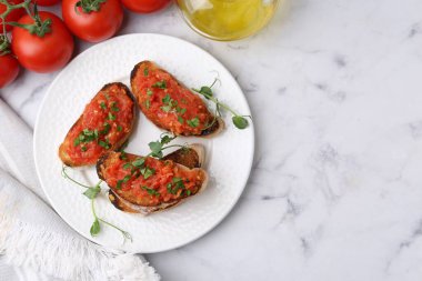 Domatesli lezzetli ekmek, maydanoz ve beyaz mermer masa üzerinde yağ, düz yatak. Metin için boşluk
